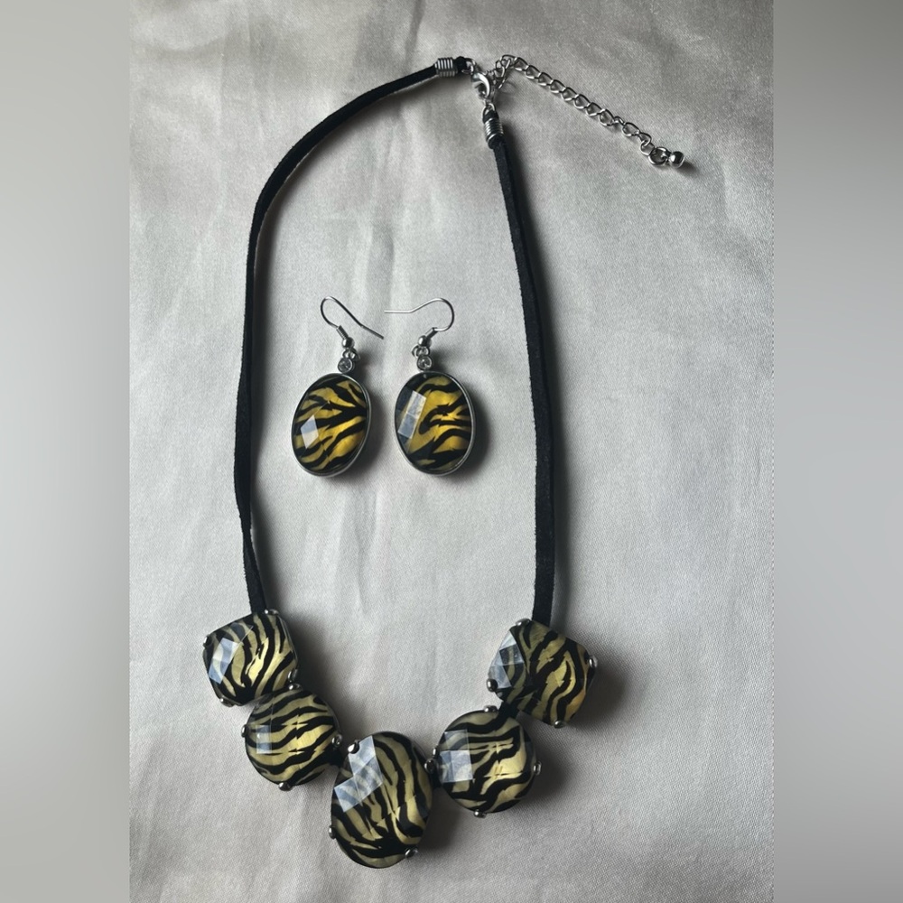 Park Lane Necklace Earring Set Tiger/Zebra Stripes Silver Tone
Black Corded - Picture 4 of 8
